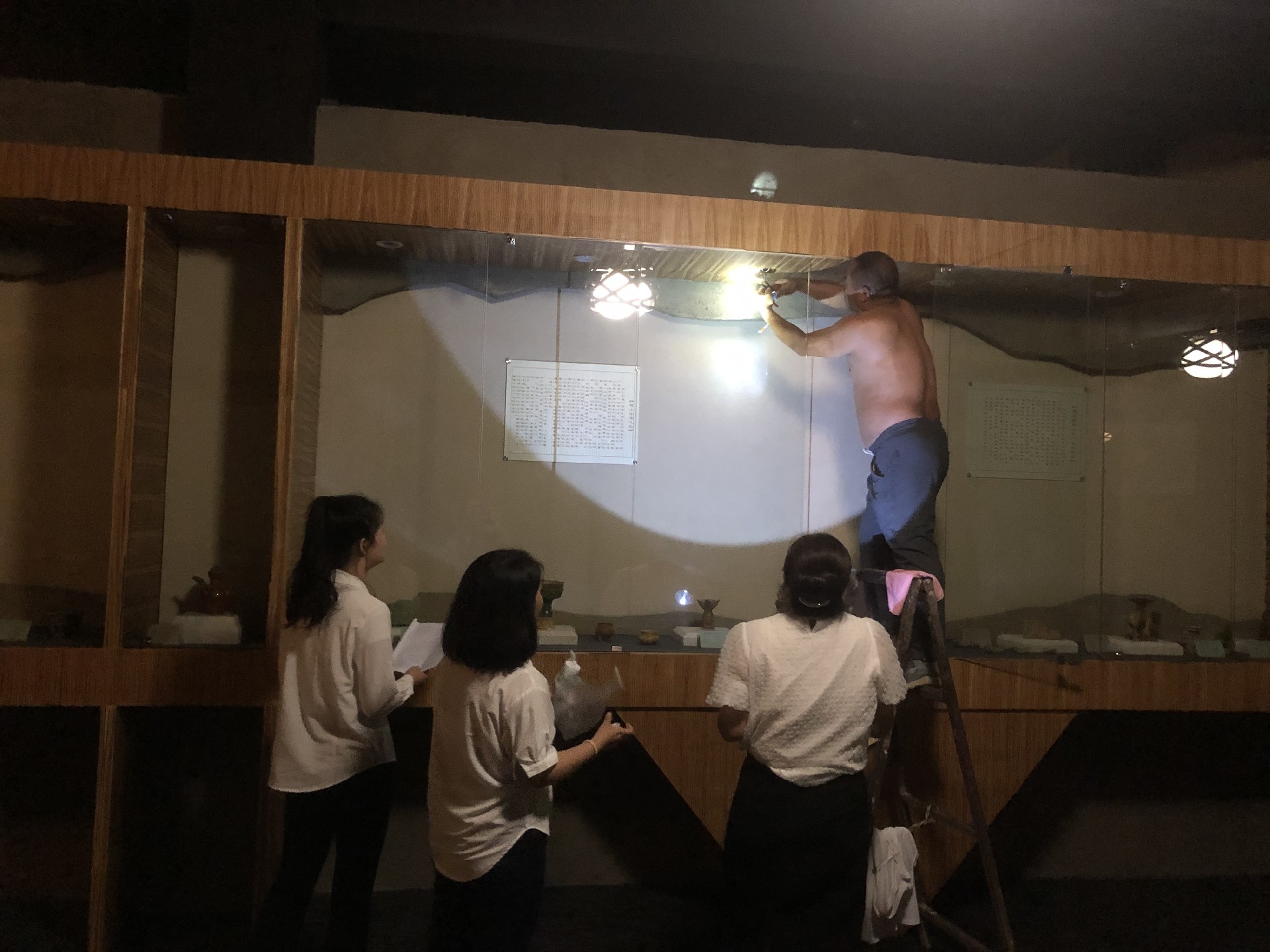 更换灯具 (3).jpg